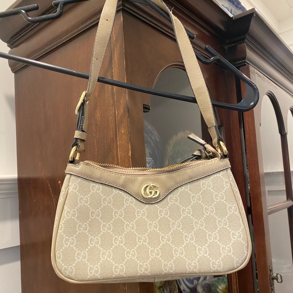 White gucci purse - thrifted - no box or dust bag - zipper doesn’t work